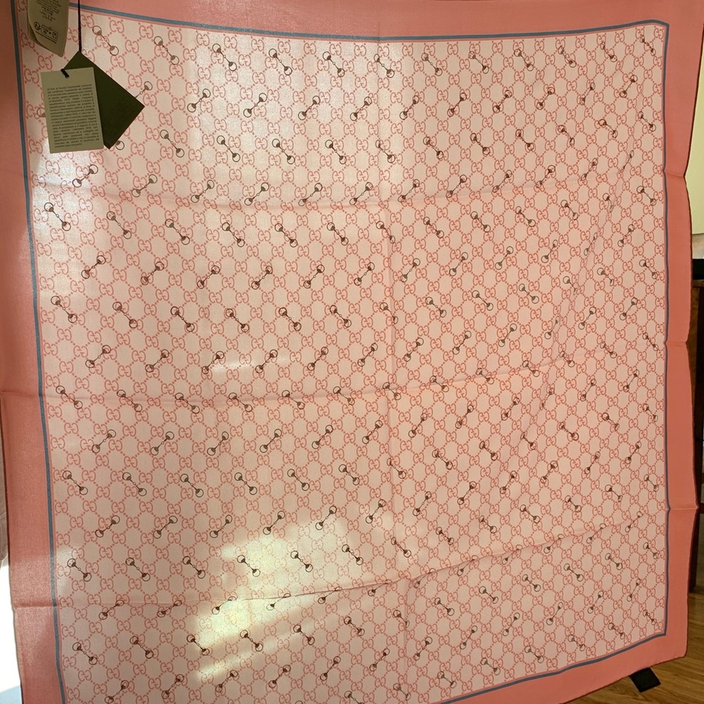 Gucci GG print scarf in pink. Brand new!!